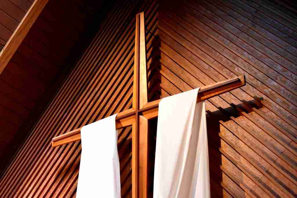 kerk-versiering-witte-doeken