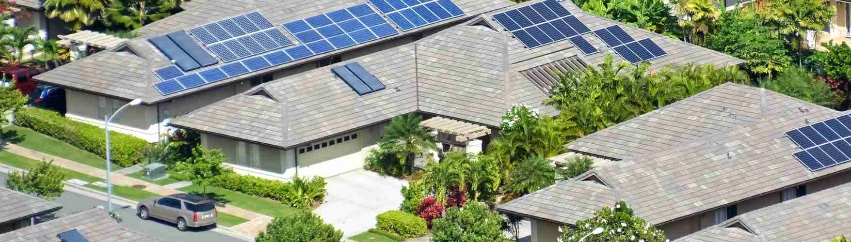 grote-huizen-met-zonnepanelen-schuin-dak
